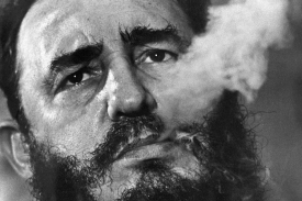 Portrét mladého kubánského vůdce Fidela Castra.