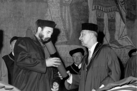Fidel Castro přebírá čestný doktorát.