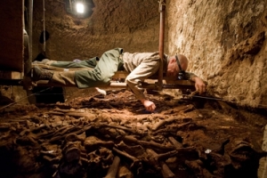 Archeolog Philippe Blanchard odkrývá tajemné kostry v katakombách.