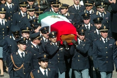Italští policejní důstojníci nesou rakev svého kolegy Filippa Racitiho zavražděného fotbalovým fanouškem před stadionem v Catanii.
