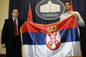 Milorad Čavič (vpravo) s premiérem Koštunicou po návratu do Bělehradu.