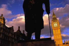Silueta pomníku Winstona Churchilla před londýnským Westminsterem.