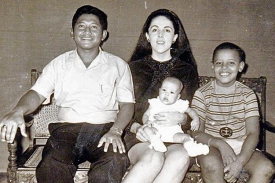 Barack Obama s matkou a nevlastním otcem.