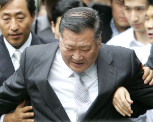 Čchung Mong-ku odchází ze soudní budovy