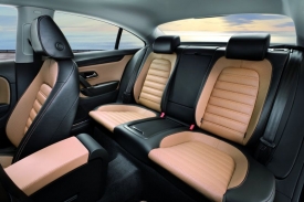 Zadní sedačky jsou rozděleny konzolí s odkládacím prostorem a držáky nápojů, chráněným roletkou jak v luxusních automobilech.