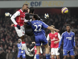 Situace, po níž padl jediný gól duelu Chelsea - Arsenal.