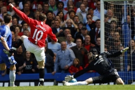 Útočník Manchesteru Rooney střílí Čechovi gól.