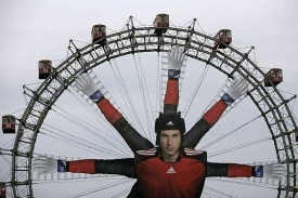 Petr Čech se vozí na Ruském kole ve vídeňském Prátru.