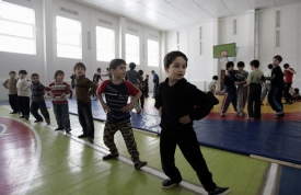 Děti ve škole se učí tradičním čečenským tancům.
