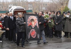 Snímek z pohřbu mladého hokejisty Čerepanova.