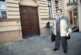 Tomáš Čermák před budovou soudu.