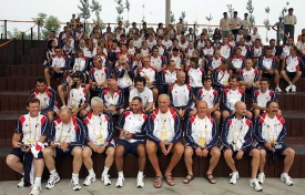 Přivítání ve vesnici se zúčastnily desítky českých sportovců.