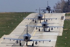 České stroje Aero L-159A Alca rolují po ranveji na letecké základně.