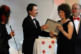 Cenu kritiků předává Mirka Spáčilová (uprostřed) Alici Nellis.