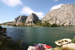 Přírodní rezervace kolem řeky Cetiny nabízí koupání v čisté, ale poněkud chladnější vodě.