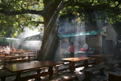 Po koupaní v řece Cetině můžete posedět třeba ve stylové restauraci, jež vznikla na místě rozsáhlého mlýna.