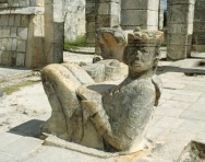 Místo před Chrámem válečníků v Chichen Itzá střeží socha symbolizující boha deště Chaca.
