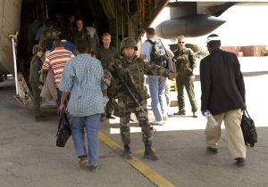 Francouzi evakuují cizince z n´Djamenského letiště.