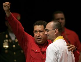 Hugo Chávez se zdviženou pravicí zaťatou v pěst