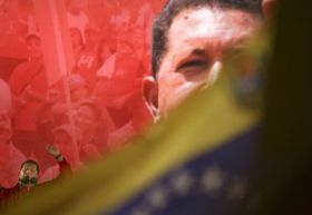 Chávez na politickém shromáždění na podporu svých ústavních změn