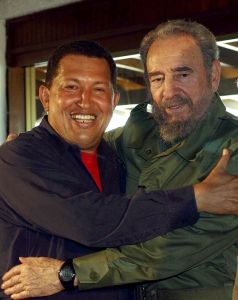 Dva američtí revolucionáři. Bude Chávez následovat Castra (vpravo)?