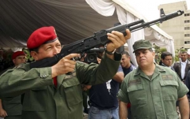 Chávez zkouší kalašnikova AK-103.
