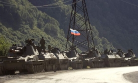 Kolona ruských bojových vozidel na cestě k Cchinvali.