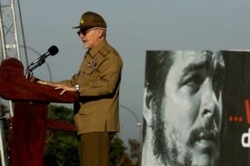 Raúl Castro s fotografií Ernesta Che Guevary