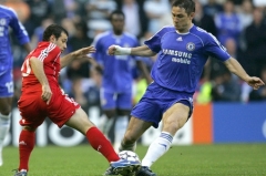Javier Mascherano z Liverpoolu (v červeném dresu) vypichuje míč Franku Lampardovi.