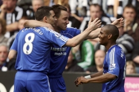 Hráči Chelsea se radují z vítězství na hřišti Newcastlu.