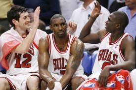Hráči Chicago Bulls: Kirk Hinrich, Luol Deng ze Súdanu a Ben Gordon.