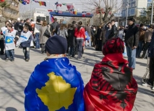 Děti při oslavách ročního výročí kosovské nezávislosti.