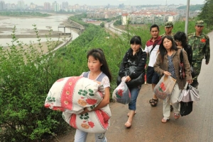 Evakuace lidí z města Tchang-ťia-šanu. V pozadí téměř vyschlá řeka.