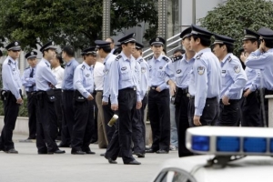 Chování policistů mnoho Číňanů neschvaluje. Tak se postavili za vraha.