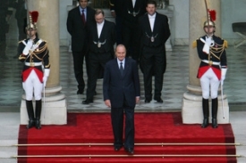 Jacques Chirac čeká na schodech Elysejského paláce na Nicholase Sarkozyho.