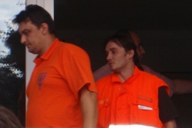 Matěje Studeného (vpravo ve vestě) policie vyvedla před 18. hodinou.