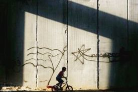 Zeď oddělující palestinský západní břeh od Izraele