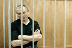 Bývalý šéf Jukosu Michail Chodorkovský během procesu, ve kterém byl odsouzen k 9 letům vězení.