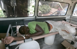 Pacient s cholerou odpočívá v sanitce.