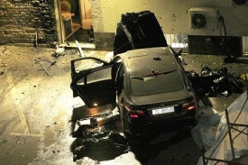 Výbuchem poškozené auto, dvě přikrytá mrtvá těla v Záhřebu.