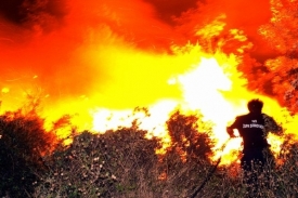 Boj s požárem v oblasti Jadranu v Chorvatsku (ilustrační foto).