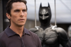 Herec Christian Bale jako Bruce Wayne v Batmanovi.