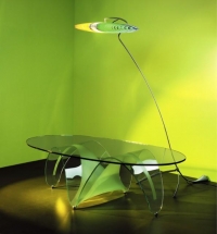 Konferenční stolek s tónovaným sklem.