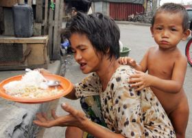 Chudí Filipínci obětují i ledvinu, aby mohli nakrmit své děti.