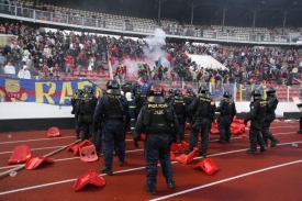 Policie na stadionech už ne tak často.