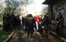 Policisté prohledávají fanoušky Brna.