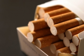 Akcie tabákové společnosti Philip Morris nezadržitelně klesají.