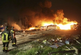 Romské chatrče hoří. Rumunsko varuje před xenofobií vůči jeho občanům.