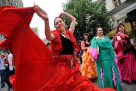 Zahajovací průvod romského festivalu Khamoro prošel centrem Prahy.