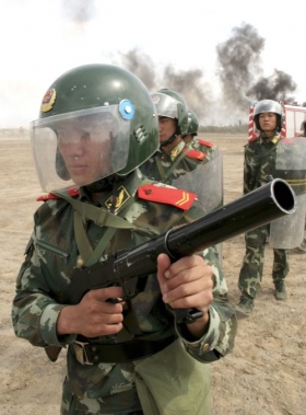 Čínské polovojenské jednotky nacvičují boj proti teroristům.